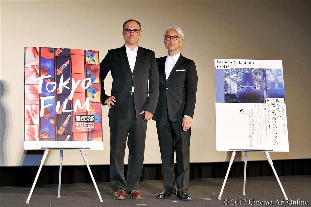【写真】第30回 東京国際映画祭(TIFF) 『Ryuichi Sakamoto: CODA』舞台挨拶 スティーブン・ノムラ・シブル監督 & 坂本龍一フォトセッション