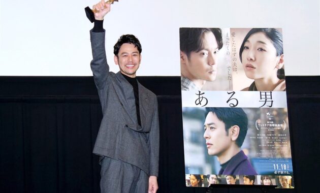 【写真】映画『ある男』日本アカデミー賞受賞記念 ティーチイン舞台挨拶 in 新宿ピカデリー (妻夫木聡＆最優秀主演男優賞トロフィー)