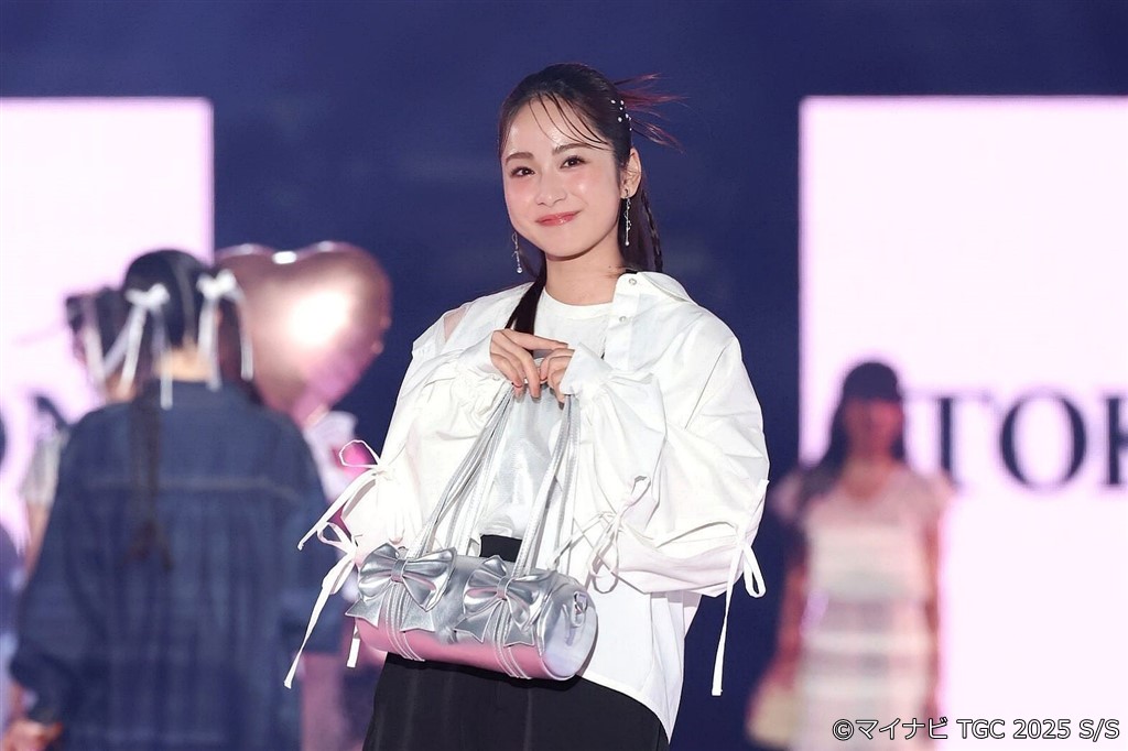 【写真】第40回 マイナビ 東京ガールズコレクション 2025 SPRING/SUMMER (マイナビ TGC 2025 S/S)「2nd FASHION SHOW STAGE (moment+)」ゲスト 平祐奈 ランウェイ