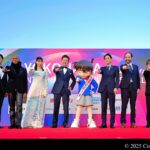 【画像】第3回 横浜国際映画祭 レッドカーペット (菅野充実行委員長、トラヴィス・ペイン、熊井戸花、浅野忠信、江戸川コナン、山中竹春横浜市長、ジュリアン・レジ、田川和人事務局長)