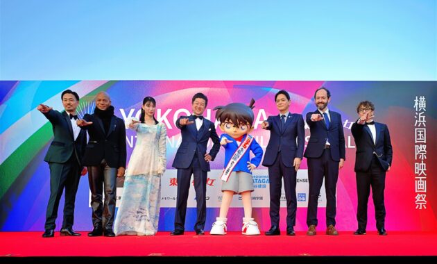 【画像】第3回 横浜国際映画祭 レッドカーペット (菅野充実行委員長、トラヴィス・ペイン、熊井戸花、浅野忠信、江戸川コナン、山中竹春横浜市長、ジュリアン・レジ、田川和人事務局長)