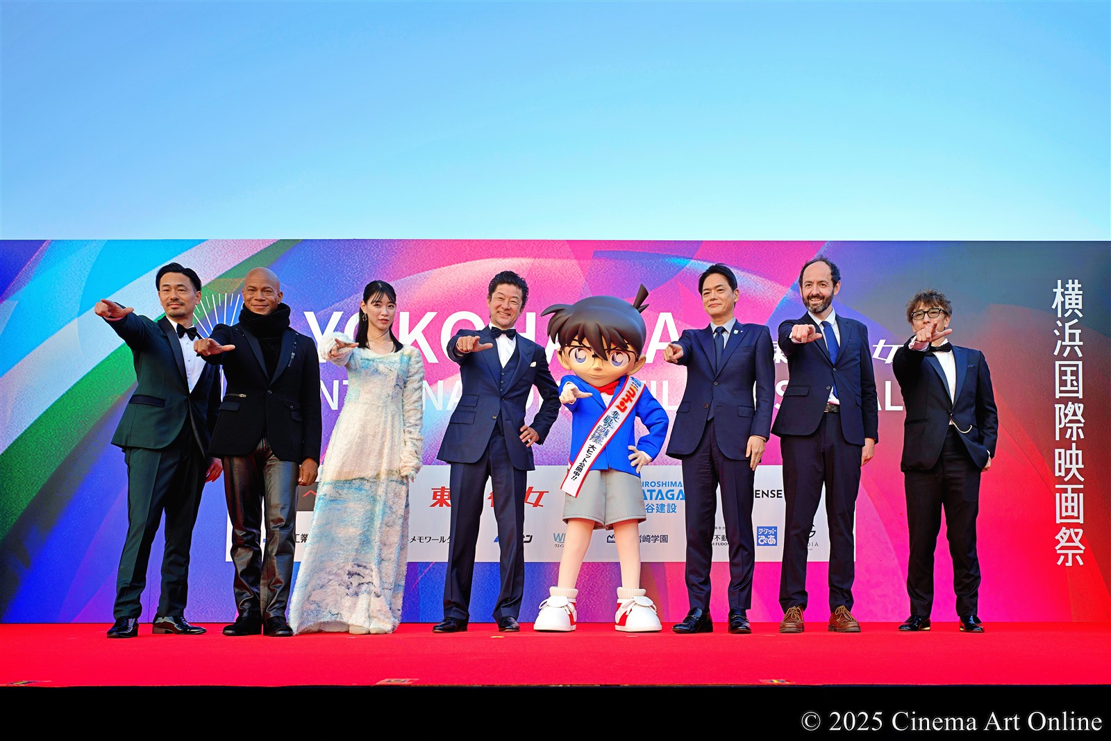 【画像】第3回 横浜国際映画祭 レッドカーペット (菅野充実行委員長、トラヴィス・ペイン、熊井戸花、浅野忠信、江戸川コナン、山中竹春横浜市長、ジュリアン・レジ、田川和人事務局長)