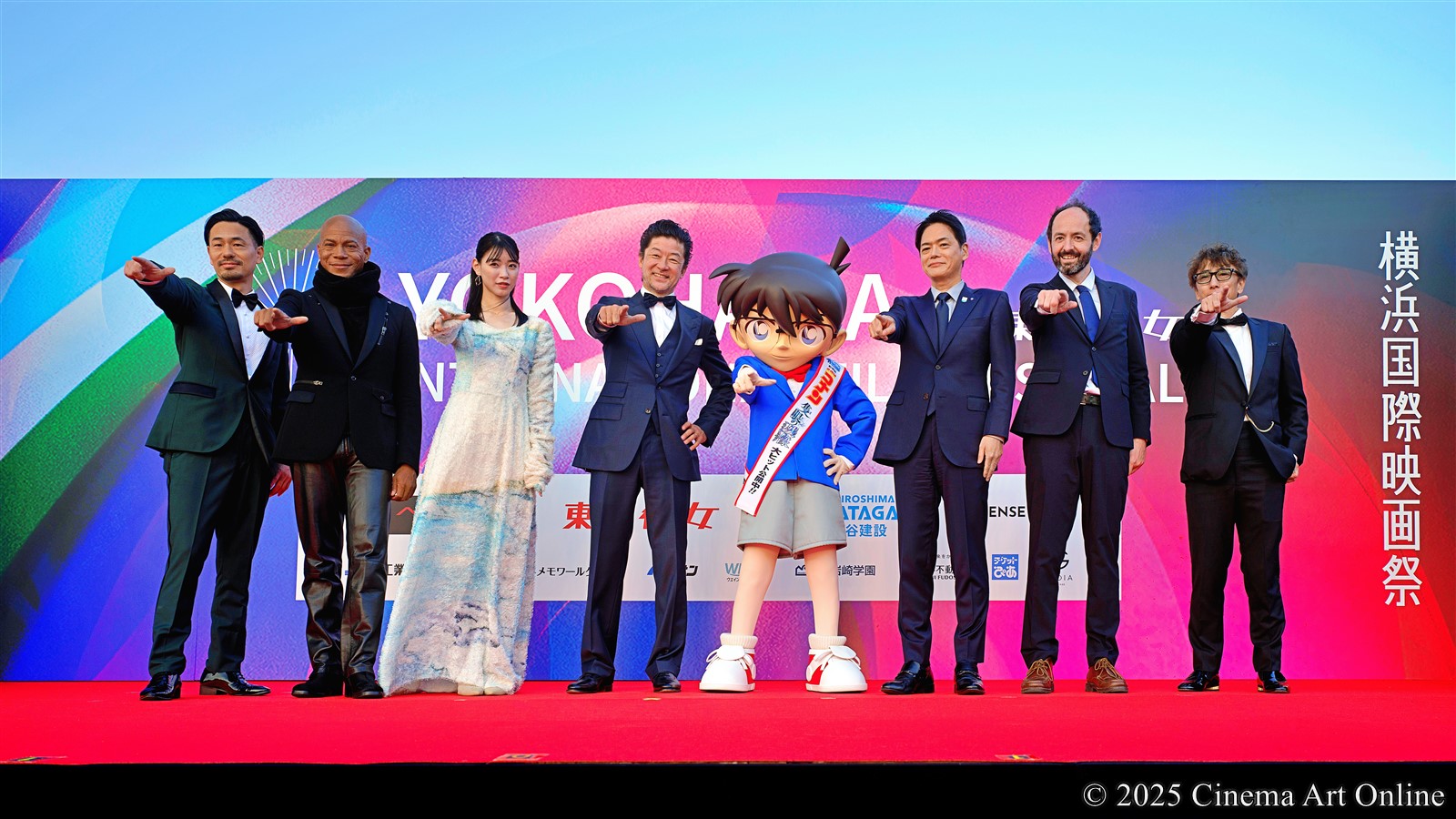 【画像】第3回 横浜国際映画祭 レッドカーペット (菅野充実行委員長、トラヴィス・ペイン、熊井戸花、浅野忠信、江戸川コナン、山中竹春横浜市長、ジュリアン・レジ、田川和人事務局長)