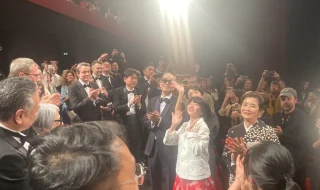 【写真】第78回カンヌ国際映画祭 コンペティション部門 映画『ルノワール』ワールドプレミア上映スタンディングオベーション (早川千絵監督、鈴木唯、石田ひかり、リリー・フランキー、プロデューサー)