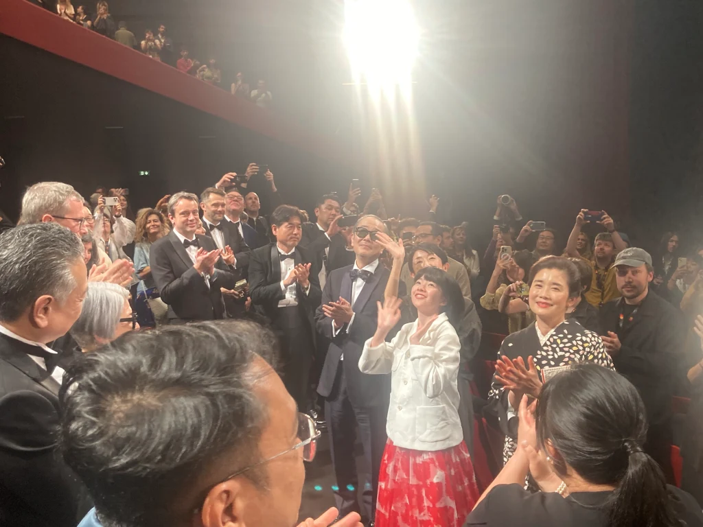 【写真】第78回カンヌ国際映画祭 コンペティション部門 映画『ルノワール』ワールドプレミア上映スタンディングオベーション (早川千絵監督、鈴木唯、石田ひかり、リリー・フランキー、プロデューサー)