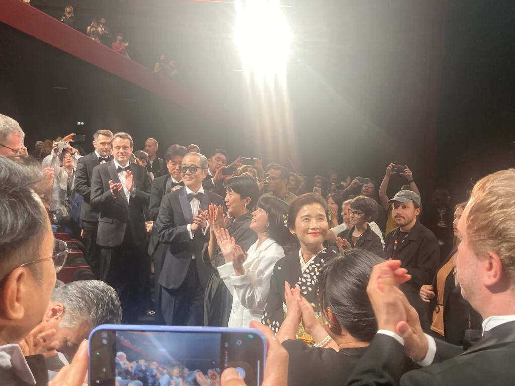 【写真】第78回カンヌ国際映画祭 コンペティション部門 映画『ルノワール』ワールドプレミア上映スタンディングオベーション (早川千絵監督、鈴木唯、石田ひかり、リリー・フランキー、プロデューサー)