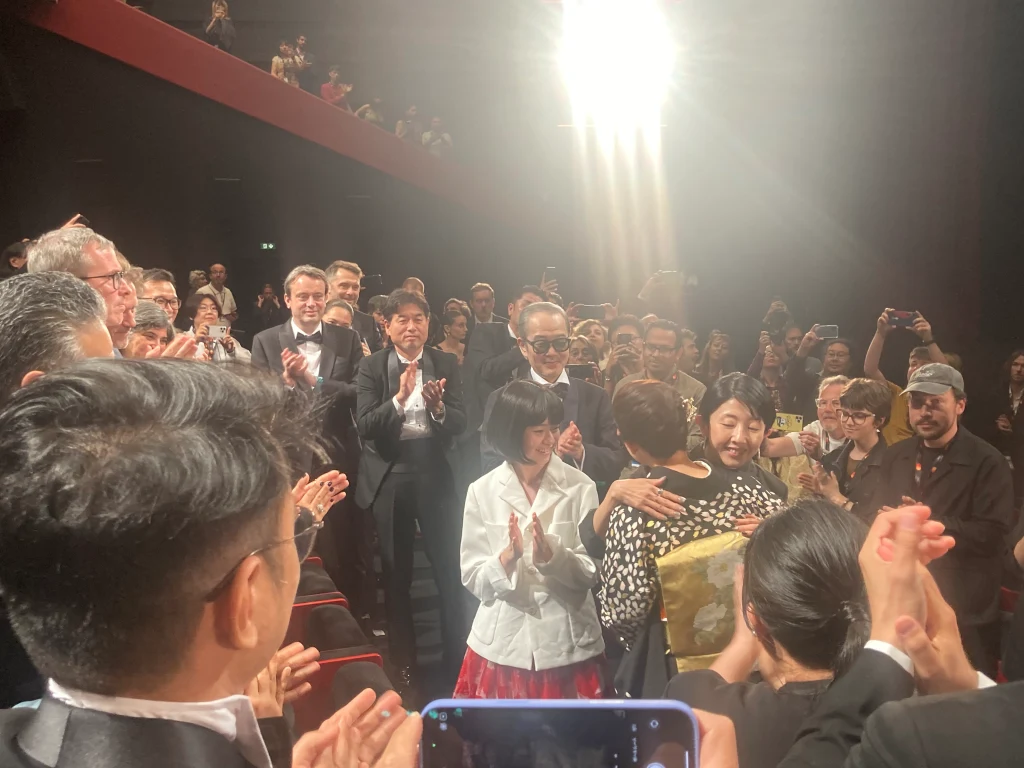 【写真】第78回カンヌ国際映画祭 コンペティション部門 映画『ルノワール』ワールドプレミア上映スタンディングオベーション (早川千絵監督、鈴木唯、石田ひかり、リリー・フランキー、プロデューサー)