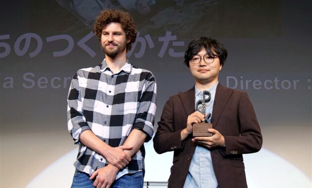 【写真】SKIPシティ国際Dシネマ映画祭2025 クロージング・セレモニー コンペティション部門 観客賞 表彰式 (板橋知也監督、クーン・デ・ローイ審査員)