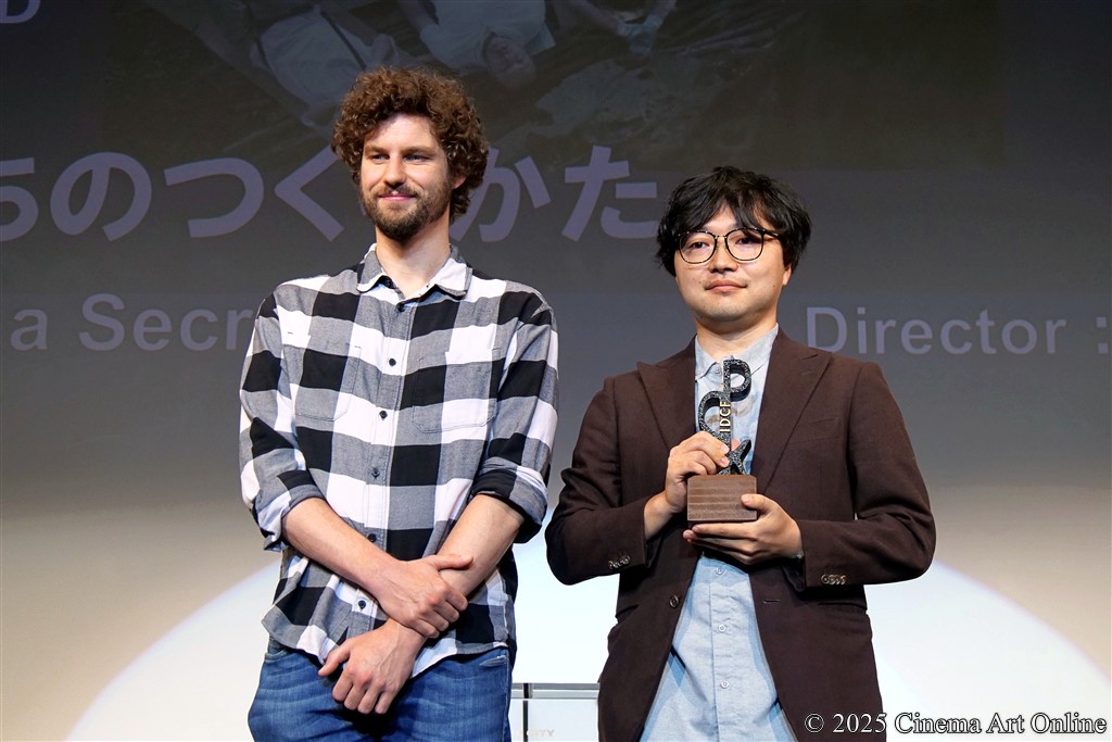 【写真】SKIPシティ国際Dシネマ映画祭2025 クロージング・セレモニー コンペティション部門 観客賞 表彰式 (板橋知也監督、クーン・デ・ローイ審査員)