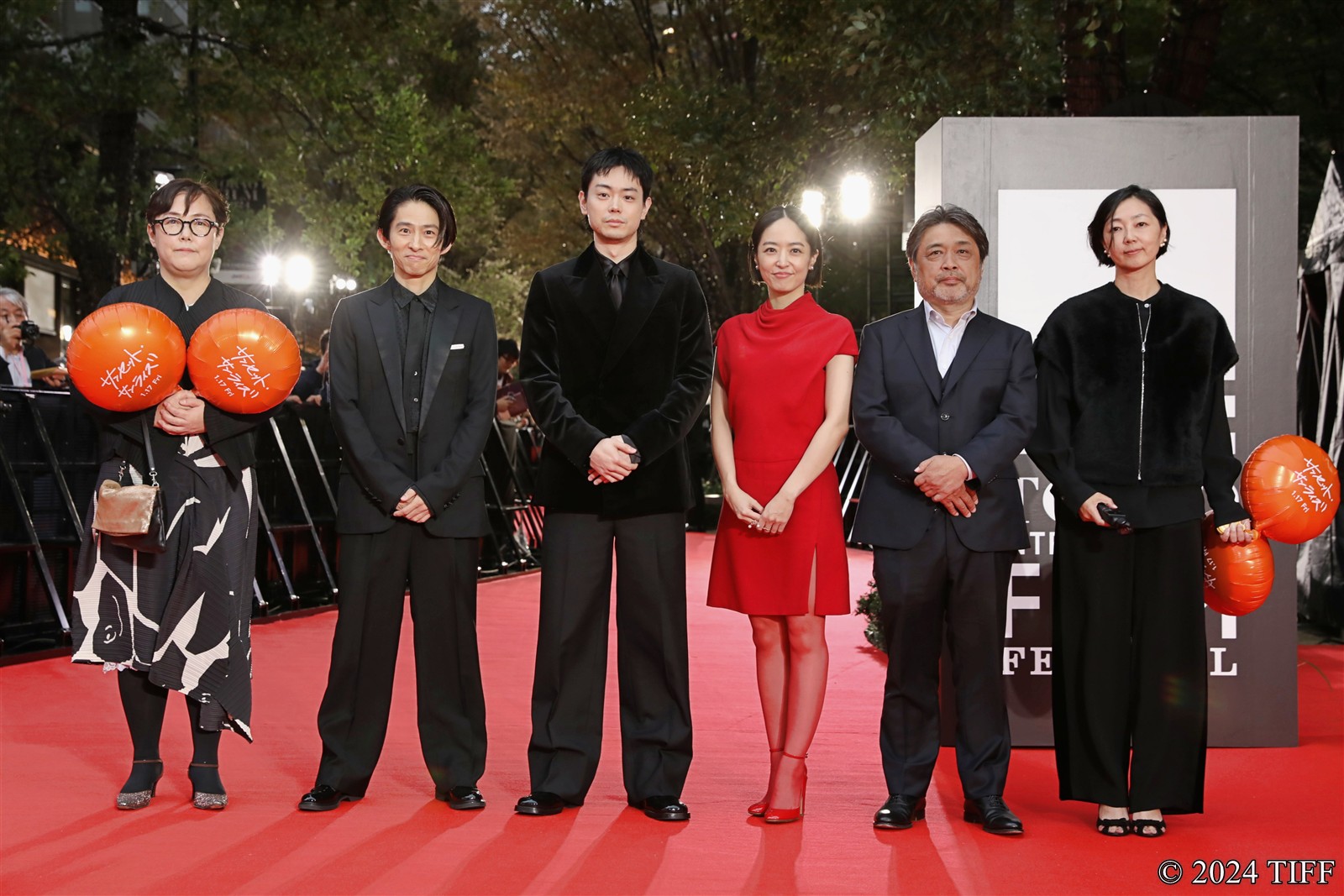 【写真】第37回 東京国際映画祭(TIFF) ガラ・セレクション部門 映画『サンセット・サンライズ』レッドカーペットイベント (菅田将暉、井上真央、三宅健、岸善幸監督、佐藤順⼦プロデューサー、富⽥朋⼦プロデューサー)