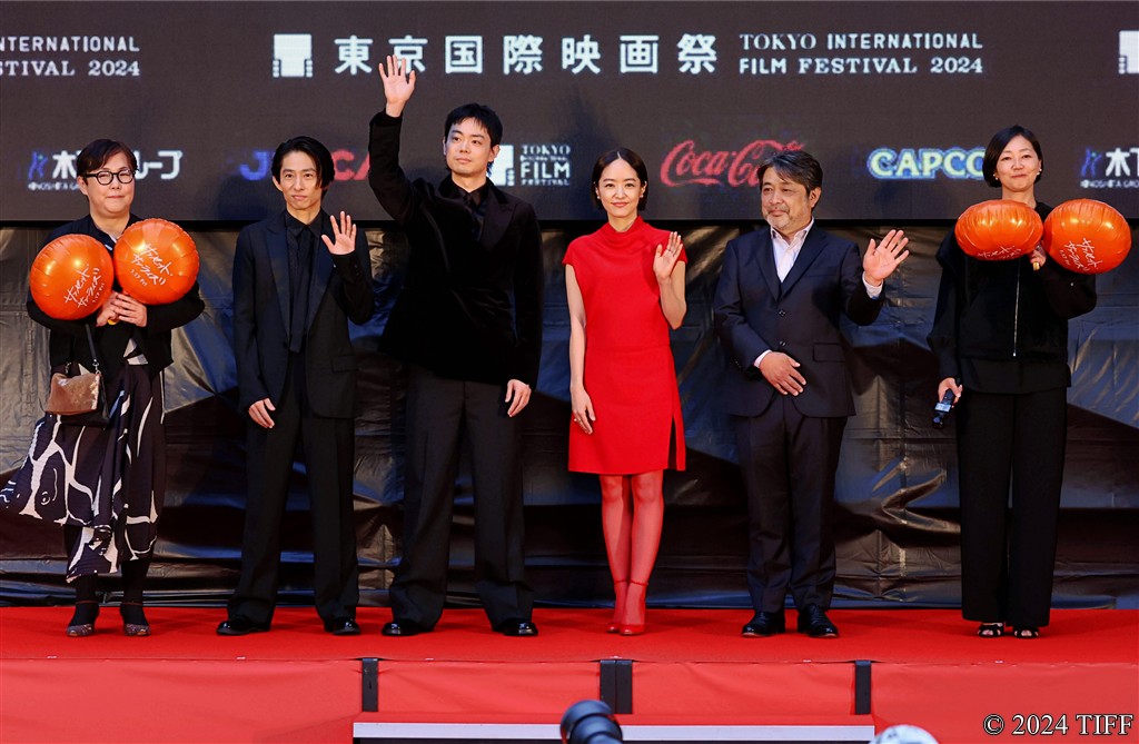 【写真】第37回 東京国際映画祭(TIFF) ガラ・セレクション部門 映画『サンセット・サンライズ』レッドカーペットイベント (菅田将暉、井上真央、三宅健、岸善幸監督、佐藤順⼦プロデューサー、富⽥朋⼦プロデューサー)