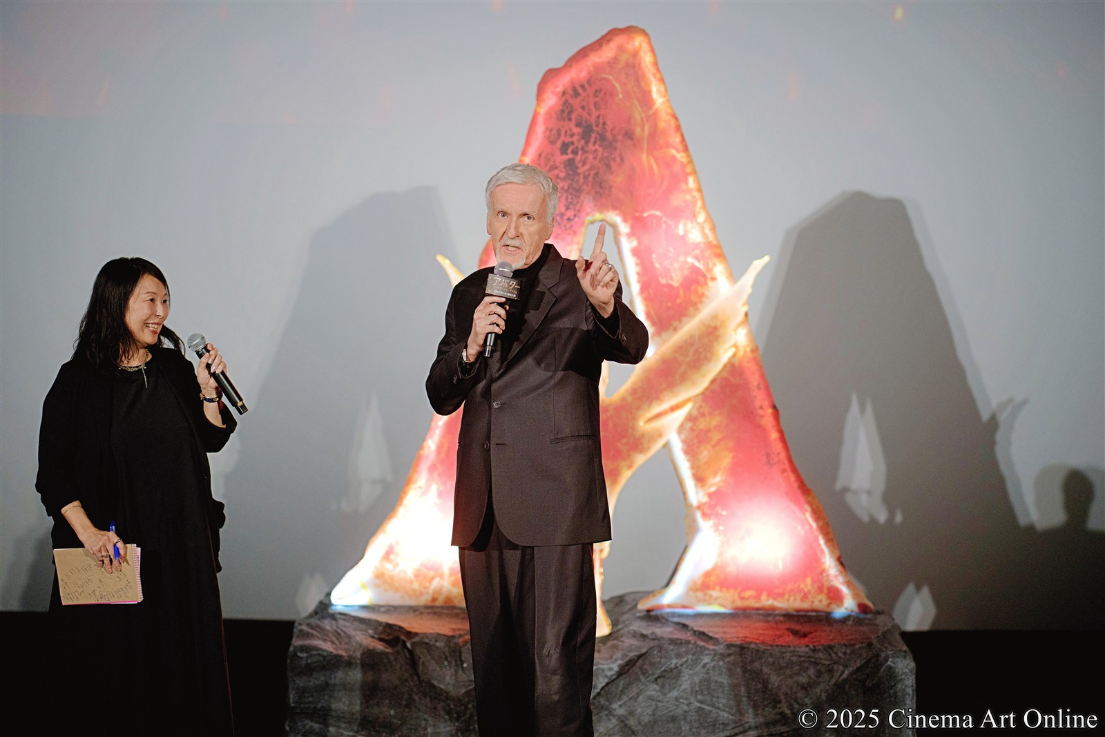 【写真】映画『アバター:ファイヤー・アンド・アッシュ』来日ジャパンプレミア (ジェームズ・キャメロン監督/通訳:大倉美子)