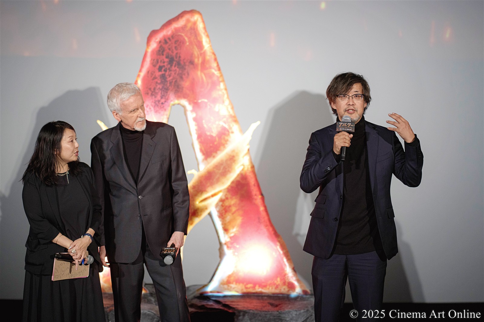 【写真】映画『アバター:ファイヤー・アンド・アッシュ』来日ジャパンプレミア (ジェームズ・キャメロン監督、山崎貴/通訳:大倉美子)