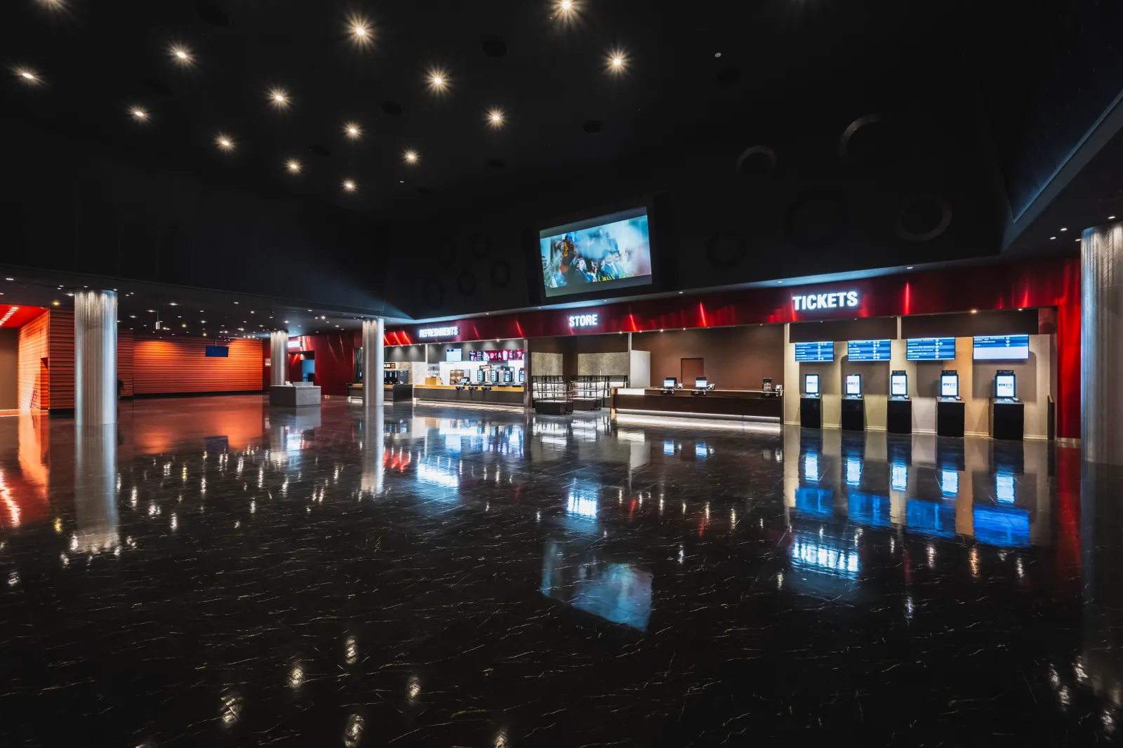 【写真】CINEMA SUNSHIN (シネマサンシャイン三郷 劇場ロビー)