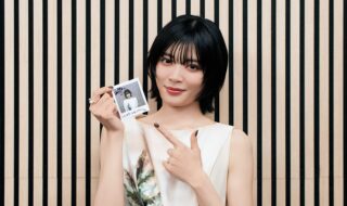 【写真】映画『万事快調〈オール・グリーンズ〉』吉田美月喜 直筆サイン入りチェキ 読者プレゼント