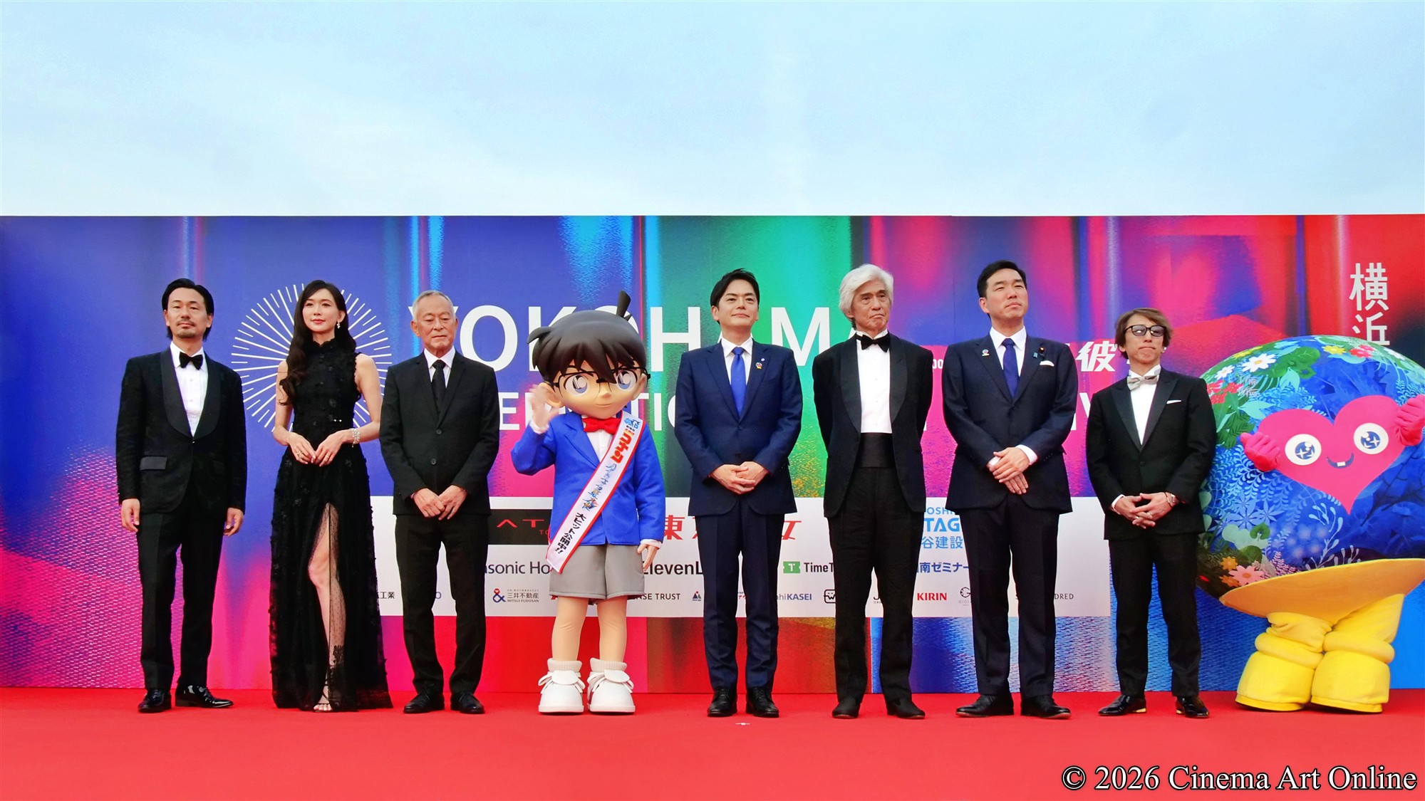 【写真】第4回 横浜国際映画祭 レッドカーペット (菅野充実行委員長、リン・チーリン、ジョニー・トー、江戸川コナン、山中竹春横浜市長、佐藤浩市、田川和人事務局長)