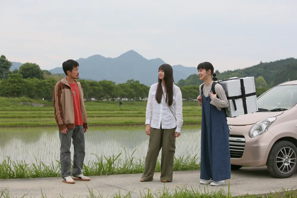 【画像】映画『トランジット・イン・フラミンゴ』場面カット (サエ／山下リオ、リュウタロウ／細川岳、アカリ／祷キララ)